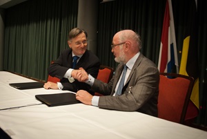 Boudewijn Van De Steene, directeur-generaal van De Watergroep tot eind 2016, ondertekent contract KWH.